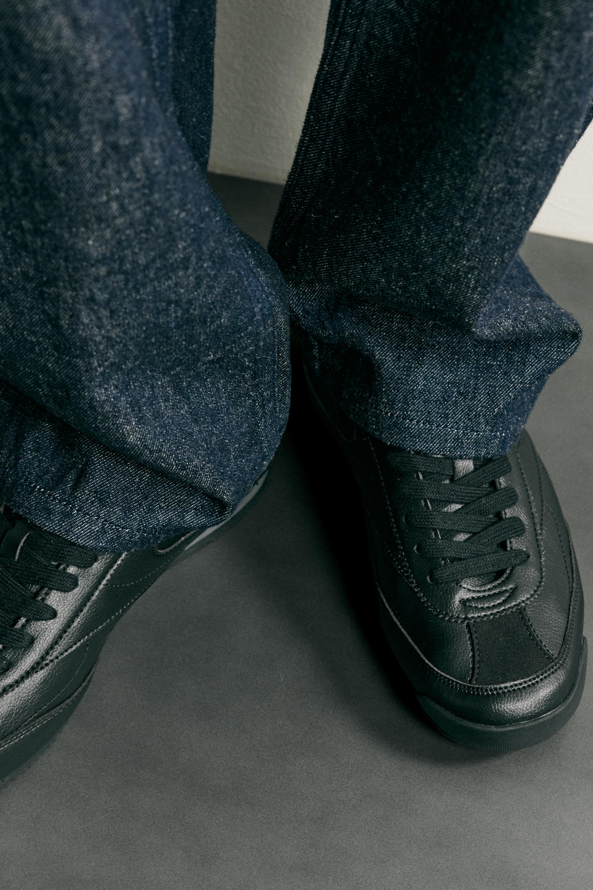 RETRO-STYLE SNEAKERS